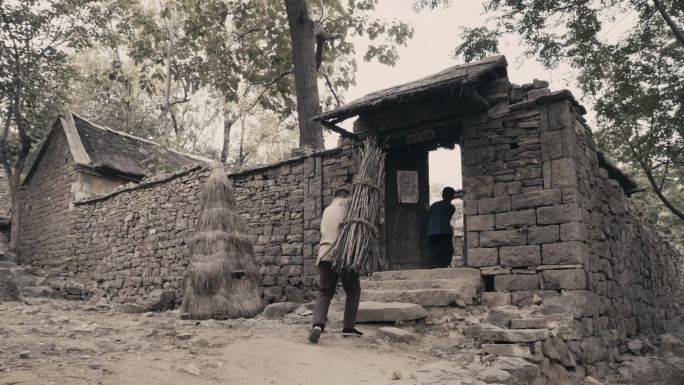 抗日时期沂蒙山区村民砍柴回家