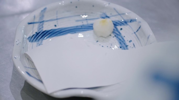 盘子放在桌子上的日本餐厅。
