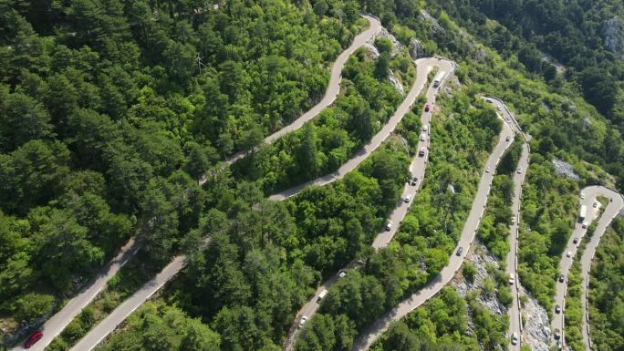 黑山科托尔蜿蜒山路的鸟瞰图