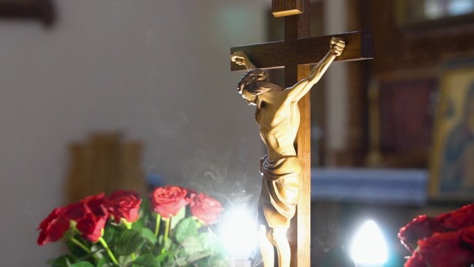 十字架，耶稣被钉在教堂的十字架上