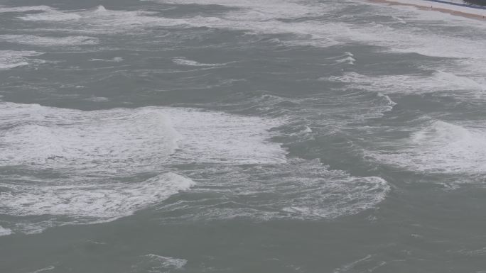 航拍威海国际海水浴场冬季寒潮大风海浪