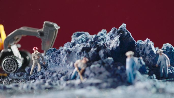 工人开采彩矿 蓝色颜料矿粉 玩具模型
