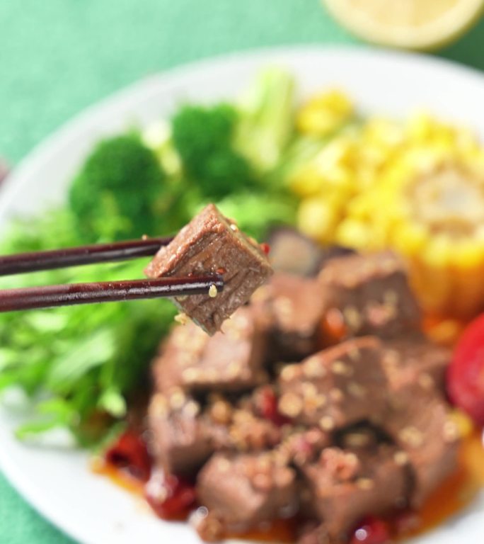 轻食代餐切块的麻辣卤牛肉