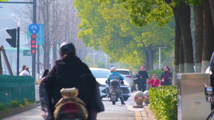 城市马路上班下班高峰期汽车车流人流城市景