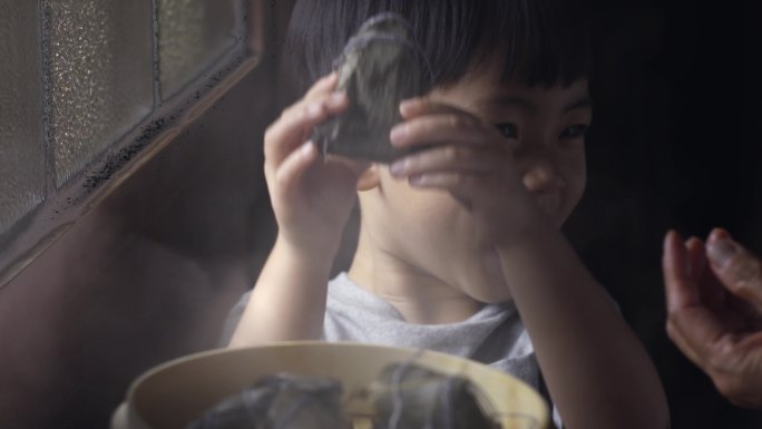 端午节 小孩儿童 吃粽子 挂菖蒲艾草