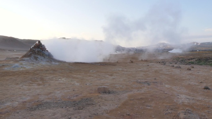 冰岛的地热区，在贫瘠的土地上有蒸汽喷口和泥盆