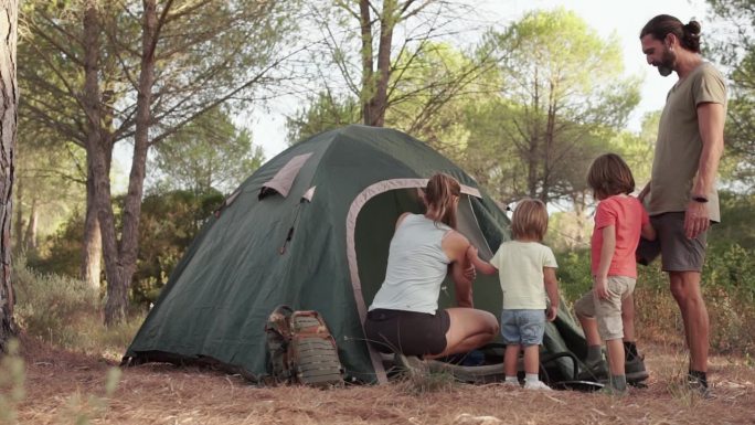 父亲和他的家人充气床垫睡在露营帐篷里