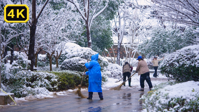 扫雪的人下雪天铲雪小区内扫雪升格慢动作