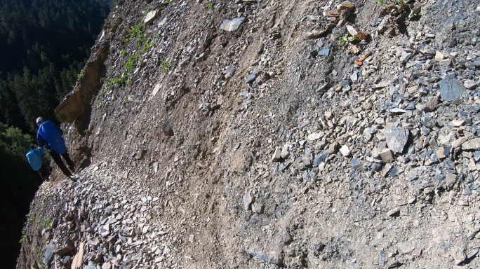 梅里雪山北坡徒步路线的悬崖路段