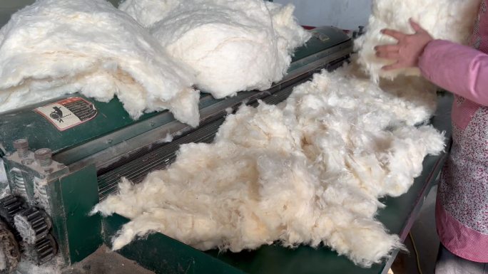 纺织厂 做棉被过程 弹棉花机器