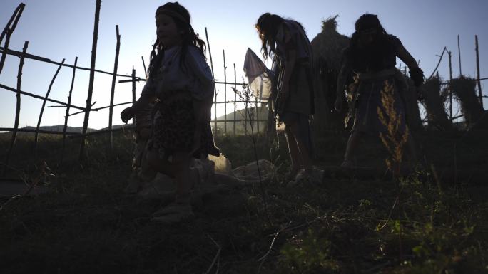 上古部落儿童玩耍织布追逐打闹古人日常生活
