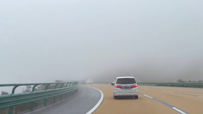 高速大雾天气