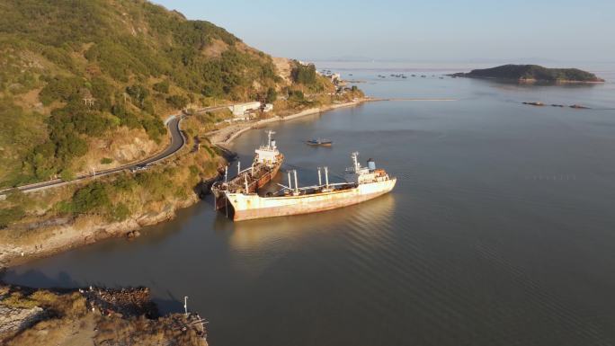 海岸废弃搁浅巨轮