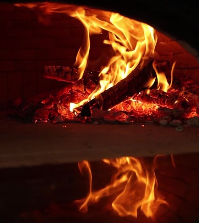 比萨炉里的木头在燃烧。特写镜头