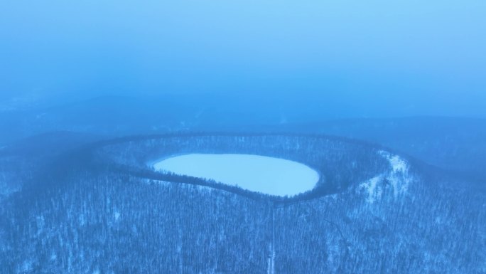 阿尔山天池冬季晨雾