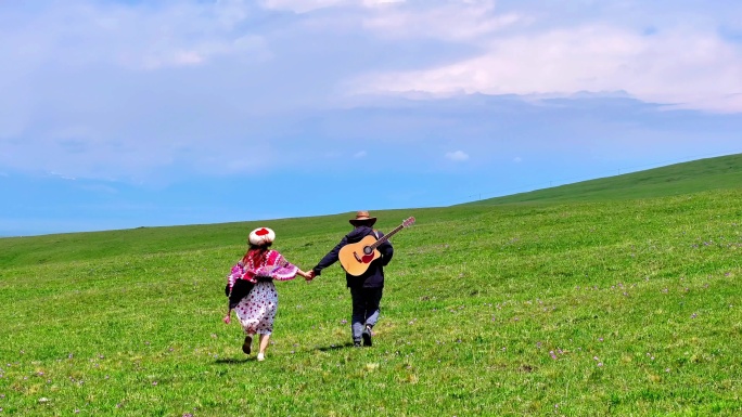 新疆雪山下情侣弹吉他
