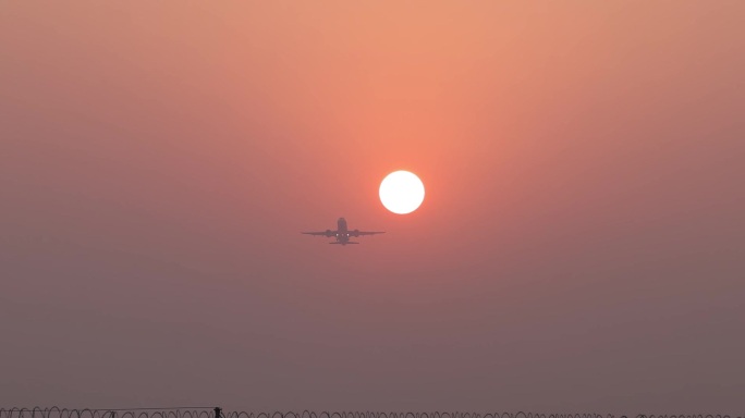 飞机穿过太阳