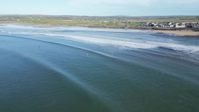 空中跟踪拍摄的冲浪者抓住海浪，站在拉欣奇海滩