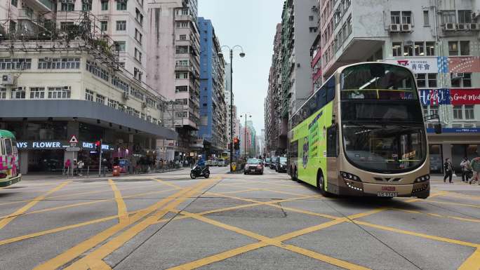 香港旺角街头车流车尾维港KMB公交车