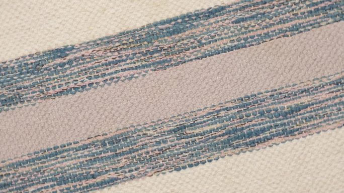柔软的针织羊毛详细的纹理。天然织物近距离针织图案。采购产品条纹针织品，温暖的羊绒表面。旋转,宏。舒适