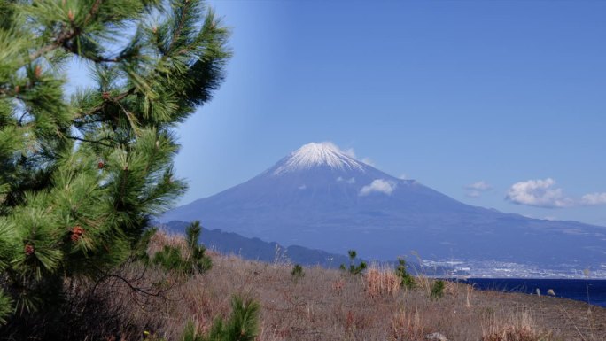 从海边看，湛蓝的天空和富士山