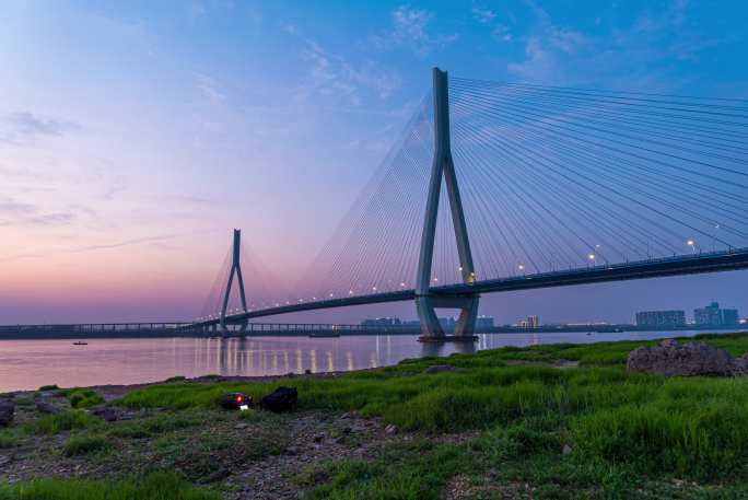 摄影师在武汉沌口长江大桥下拍摄日转夜延时