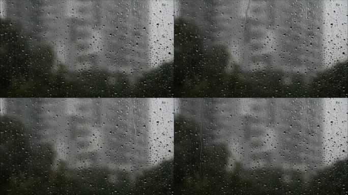 小雨时雨滴落在窗户玻璃上的镜头