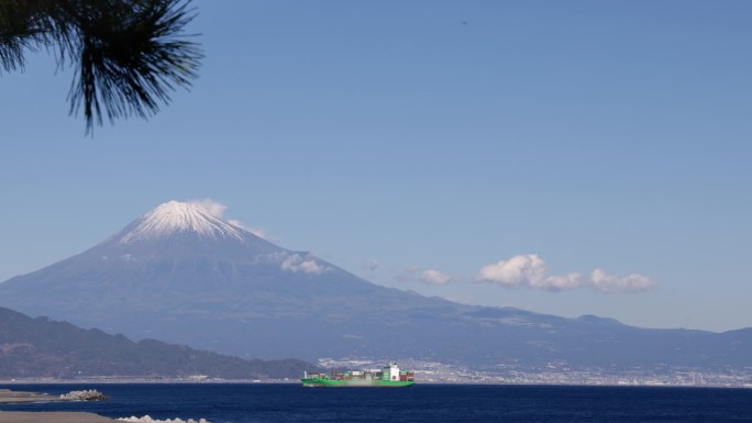 从海边看，湛蓝的天空和富士山