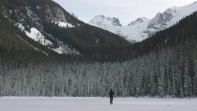 我自己跑进了加拿大冰雪覆盖的乔佛里湖的冬日仙境