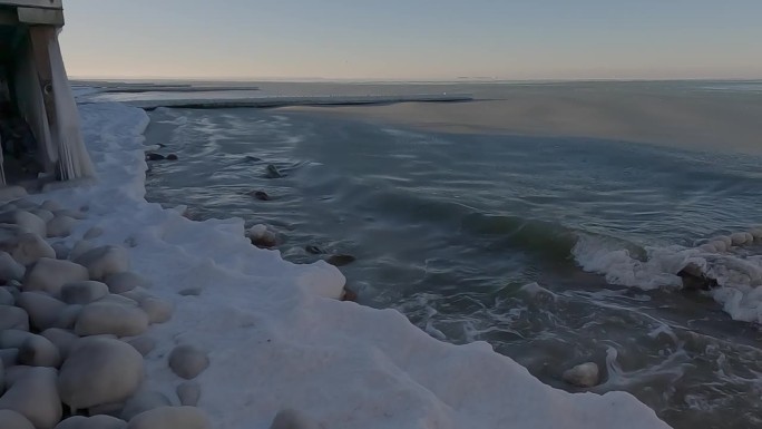 冬天的冰封长廊和大海