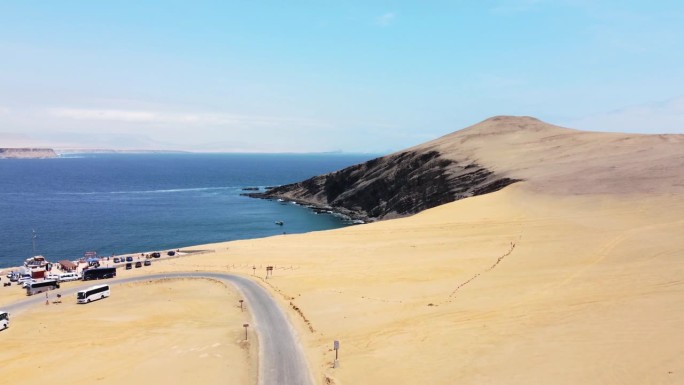 无人机鸟瞰图，公路沙滩，大浪和公路在沙漠悬崖碧海晴空蓝色停车场。秘鲁帕拉卡斯国家公园，4k