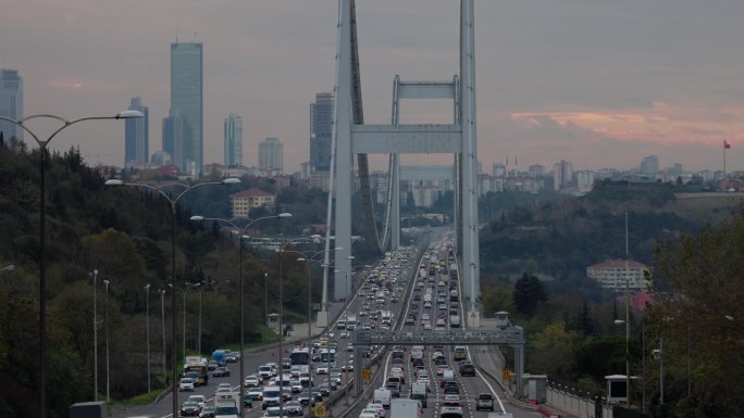 日落时分，土耳其伊斯坦布尔，高高的博斯普鲁斯大桥上的交通被封锁