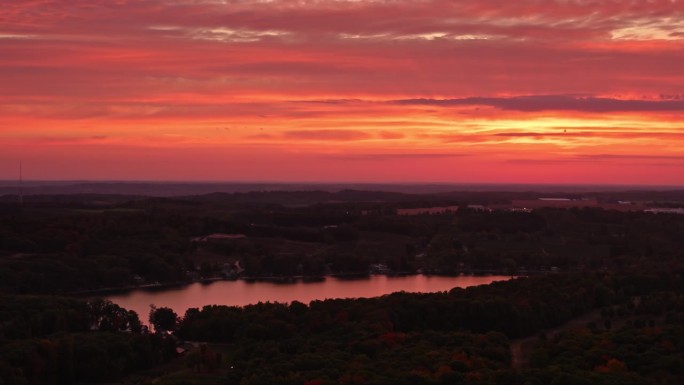 黎明时分，密歇根州谢尔比附近农田水晶湖的航拍图