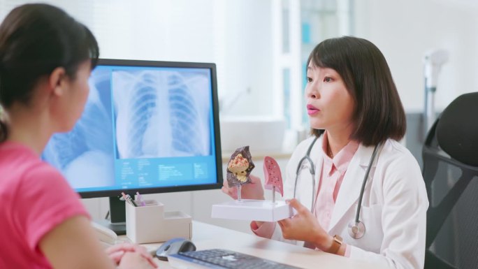 亚洲医生解释肺部疾病