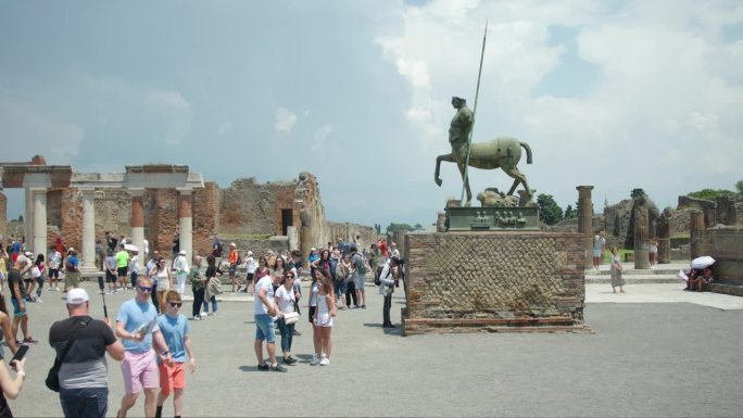 意大利庞贝的广场和半人马雕像