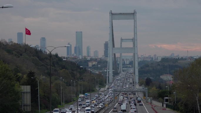 在土耳其伊斯坦布尔，车辆在高高的博斯普鲁斯桥上向天空移动的SLO镜头