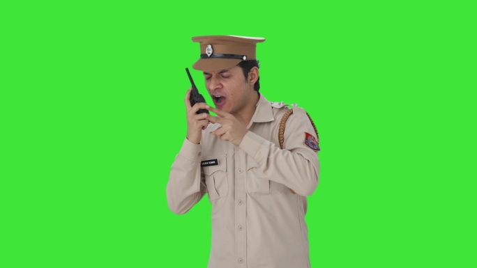 愤怒的印度警察通过对讲机绿屏下达指令