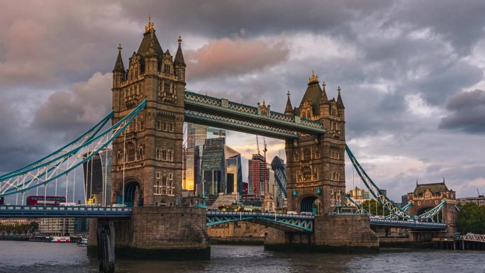 伦敦市中心的伦敦塔桥和金融玻璃办公楼河岸上拥挤的通勤者行走和交通的延时镜头