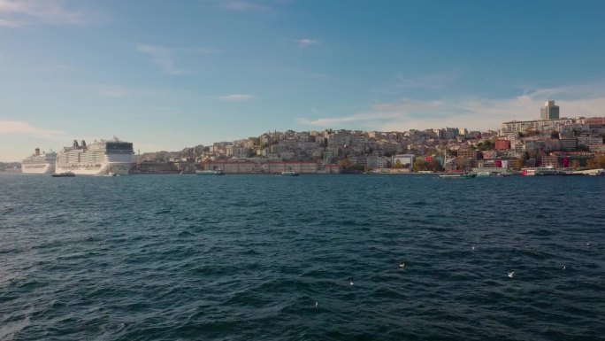 土耳其伊斯坦布尔，在蓝天下的海上游船拍摄的城市景观