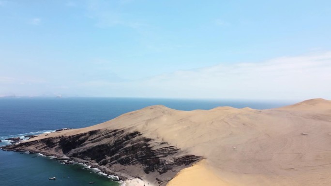 无人机鸟瞰图，碧海晴空蓝山和船在帕拉卡斯国家公园，秘鲁4k