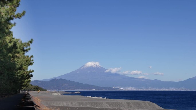 从海边看，湛蓝的天空和富士山