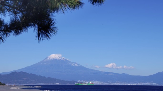 从海边看，湛蓝的天空和富士山