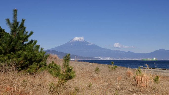 从海边看，湛蓝的天空和富士山