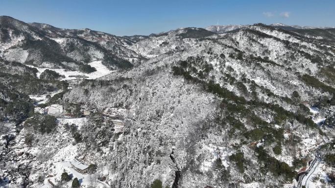 南昌湾里梅岭森林公园山上初下雪晴天航拍