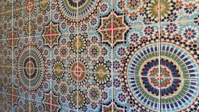 摩洛哥一座清真寺的彩色zellige瓷砖。马赛克图案，传统伊斯兰几何图案。摩洛哥工艺品，手工制作。4