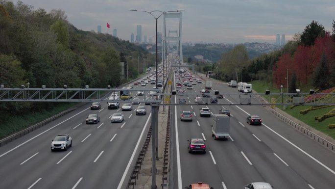 土耳其伊斯坦布尔，博斯普鲁斯大桥上的车辆在树林中行驶
