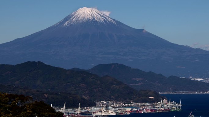 从山上看富士山和静冈海