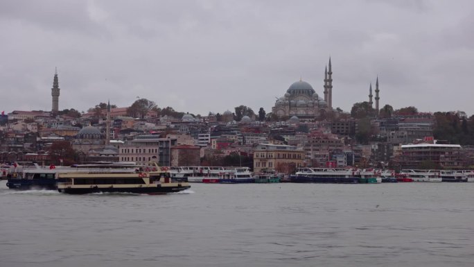 土耳其伊斯坦布尔，被海港包围的蓝色清真寺被封锁的镜头