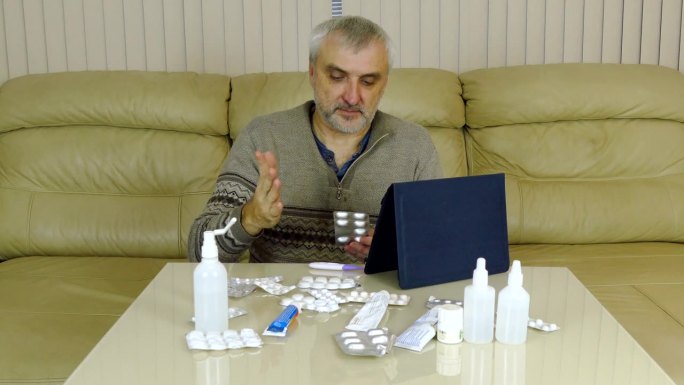 一名男子使用数码平板电脑自我用药