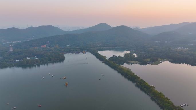 唯美夕阳西下杭州西湖苏堤航拍美景大自然风